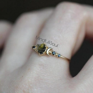 Bague de luxe en Moldavite de qualité A |   Moldavite certifiée Chlum République tchèque |   Argent sterling 925 plaqué or avec pierres précieuses naturelles - Product Image 4