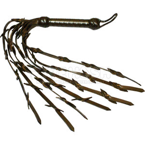 Flogger en cuir fait main avec des bandes multicouches durables et une poignée robuste offrant un poids équilibré et une manipulation facile - Product Image 2