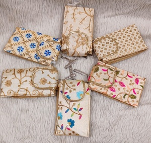 Juego de Bolsitas Potli de Brocado Hechas a Mano con Bordado Floral, Trabajo Zari Dorado y Cierre Metálico, Elegantes Bolsitas de Regalo Festivas - Product Image 1