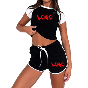 Ensemble deux pièces personnalisé pour femme : haut court et short, style streetwear et loungewear, avec logo sur mesure, 100 % coton respirant - Product Image 3