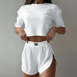 Ensemble Lounge 2 Pièces Femme Personnalisé avec Logo OEM, Haut Court à Manches Courtes en Maille Côtelée et Short Fendu, Tenue Décontractée Deux Pièces - Product Image 3