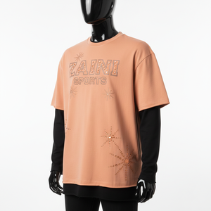 เสื้อยืดผู้ชายทรงหลวมพิมพ์ลาย สไตล์สตรีท ผ้าคอตตอนหนาสองชั้น โลโก้พิมพ์ ทรงหลวม ใส่สบาย ผลิตจากผ้าฝ้าย 100% สีพีช - Product Image 4