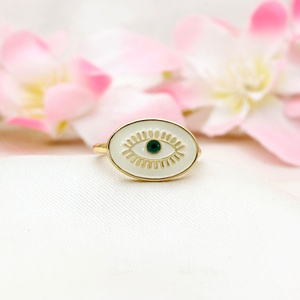 Vente en gros de bagues œil porte-bonheur ovales en argent sterling 925 plaqué or 14 carats avec émail blanc et vert, Memoria Jewels - Product Image 1