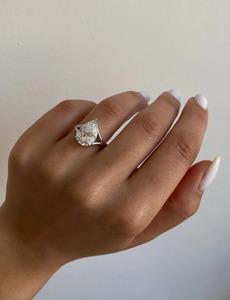 Anillo de Compromiso Clásico para Mujer con Cristal Corte Pera, Bañado en Rodio, Diseño Floral con Engaste de Puntas, Plata - Product Image 4