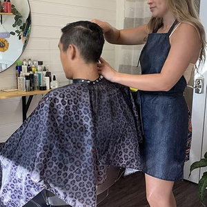 Capa de Peluquería de Producción OEM de Fábrica 2026, Material Suave y Duradero, Suministro Confiable - Product Image 3