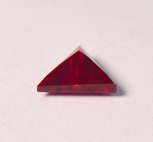Piedra Preciosa Suelta de Corindón Genuino Creado en Laboratorio, Corte Trillón, 10 mm, Forma Piramidal - Product Image 6