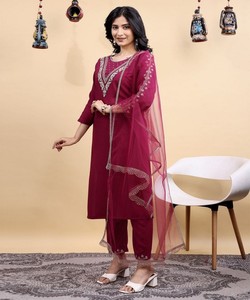 ชุดเสื้อผ้าปักลายแฟนซีผสมผ้าฝ้าย พร้อมกางเกงและผ้าคลุมไหล่ สำหรับงานเทศกาล ราคาขายส่ง เสื้อผ้าชาติพันธุ์ สีไวน์ - Product Image 3