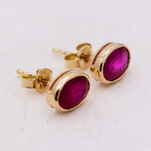 Vente en gros de boucles d'oreilles à clous en or jaune 14 carats avec rubis ovales naturels sertis dans un cadre, Memoria Jewels - Product Image 4