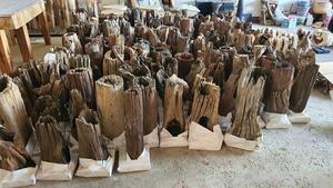 โคมไฟตั้งพื้นทรงสามขาแบบฟาร์มเฮาส์พร้อมชั้นวางฐานไม้ไผ่และโคมไม้ ใช้หลอดไฟ E26 สำหรับตกแต่งใช้งานได้จริง - Product Image 2