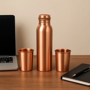 Botella de Agua de Cobre con Tapa y Dos Tazas, Diseño Moderno, Juego de Bebidas Portátil para el Hogar, METAL LINE EXPORTS - Product Image 1