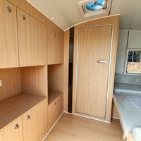 Camping-car compact remorquable avec salle de bain privée, cuisine extérieure, grand espace de couchage et spacieux rangements intérieurs pour l'extérieur