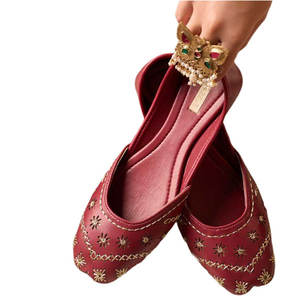 Embrace Serenity - Zapatos Khussa Personalizables para Mujer, Diseño Detallado Hecho a Mano con Adornos de Piel Sintética - Product Image 1