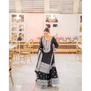 Ensemble de costume de soirée en mousseline de soie de créateur avec broderies et sequins, tenue de soirée élégante - Product Image 3