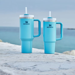 Vasos Stanley duraderos para uso a largo plazo que ofrecen aislamiento confiable para bebidas y comodidad para el transporte diario. - Product Image 1