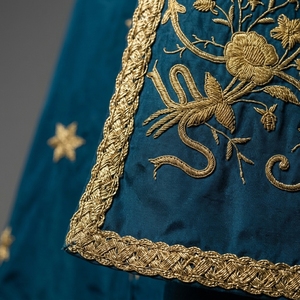 Cape liturgique de prêtre respirante de qualité supérieure, bleue ethnique, brodée de fils d'or, vêtement liturgique brodé à la main - Product Image 5