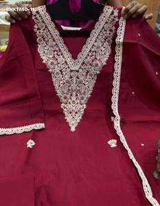 Nueva llegada: Conjunto de Kurti-Pantalón-Dupatta de seda romana con cristales, Pitha, Butti bordado disperso y trabajo en el yoke. Proveedor indio. - Product Image 4