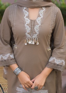 Ensemble tailleur droit beige brodé en coton pour femme, longueur genou, avec dupatta, style traditionnel, coupe régulière, séchage rapide, toutes occasions, décontracté - Product Image 6