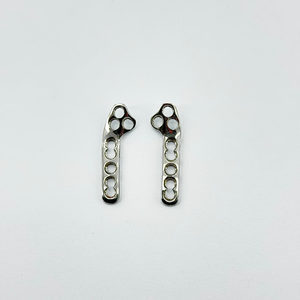 Placas de Bloqueo TPLO de Alta Calidad, Tamaño Estándar de 2.4mm, Juego de 2 Piezas, Precontorneadas, Estilo Voi 316L, para Cirugía Veterinaria en Gatos y Perros - Product Image 1