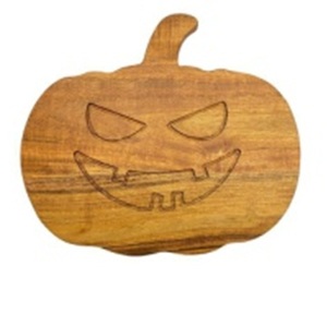 Tabla de cortar de madera redonda hecha a mano con forma de calabaza de Halloween, con opción de colgar con cuerda natural, personalizable para el hogar, hotel o restaurante. - Product Image 1