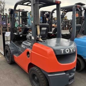 Chariots élévateurs d'occasion japonais avec montants à trois et à deux étages Komatsu Mitsubishi TCM - Product Image 2