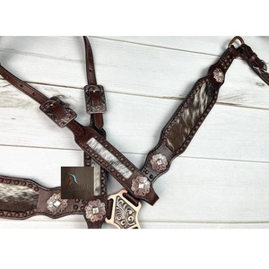 ASHMIRA EQUESTRIAN Conjunto de Collar de Pecho y Cabestro de Una Oreja para Caballo Western, Cuero Marrón con Pelo de Vaca, Adornos Florales y Conchos - Product Image 3
