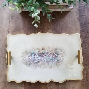 Plateau décoratif moderne en résine dorée avec poignées, design floral, plateau de service rectangulaire, fleurs séchées, paillettes dorées - Product Image 5