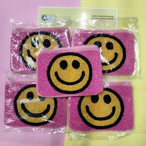 Porte-monnaie perlé rose avec visage souriant, fait main, en perles de rocaille, pochette zippée, mini pochette souriante, petit portefeuille de voyage pour pièces et cartes - Product Image 1