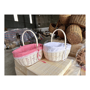 Cesta cuadrada de bambú hecha con tejido de bambú natural, con asa para servir pasteles, almacenar frutas y uso doméstico, Vietnam. - Product Image 1