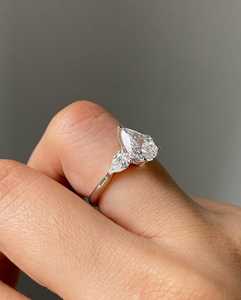 Bague de fiançailles en diamant taille poire 2,0 carats à trois pierres |   Personnalisé en or 14 carats ou en argent |   Moissanite, diamant cultivé en laboratoire ou diamant naturel - Product Image 5