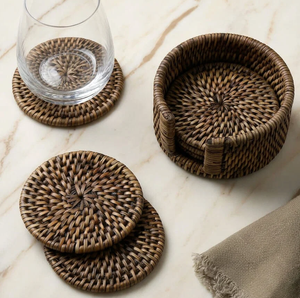 Sous-verre rustique en rotin, idéal pour servir du thé, du café ou du vin tout en protégeant le verre et la table en bois. - Product Image 1