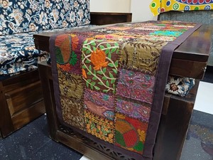 Chemin de table vintage indien brodé en patchwork de sari - Product Image 2