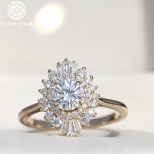 Bague de fiançailles classique pour femme en argent 925 plaqué or avec moissanite taille coussin et sertissage à griffes - Product Image 1