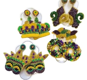 Ensemble de boucles d'oreilles artisanales en cristal plaqué argent et strass, pour le Mardi Gras, avec plusieurs motifs : masque, fleur-de-lis, carnaval - Product Image 1