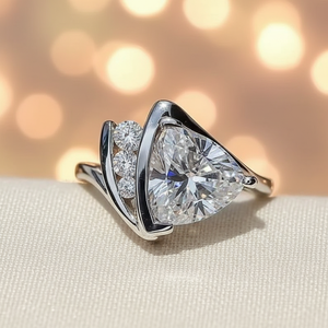 แหวนค็อกเทลเพชรซิคอนทรงทริลเลียนคัทหรูหรา ขอบครึ่งวง ตัวเรือนเงินแท้ 925 ของขวัญสำหรับคนรักในโอกาสหมั้น แต่งงาน หรือวันครบรอบ - Product Image 6