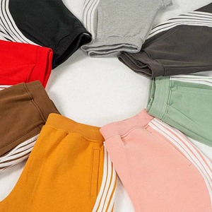 Shorts tricotés gris tendance pour hommes avec bandes latérales blanches, taille mi-haute, fermeture élastique, style décontracté et respirant, fournisseur OEM - Product Image 6