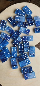 Fabrication sur mesure de jeux de dominos miniatures de haute qualité, écologiques, en résine, double six, avec boîte personnalisée en couleur. - Product Image 5