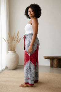 Pantalones Anchos Bohemios IYARA T001, Cintura Alta, Estampado Geométrico, Rojo Gris, Rayón, Verano, Corte Regular, Elásticos y Transpirables - Product Image 2