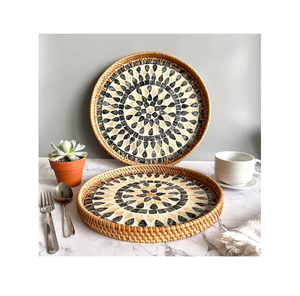 Plateau artisanal de haute qualité en nacre et rotin, design rond étonnant, pour la décoration de table d'hôtel. - Product Image 5