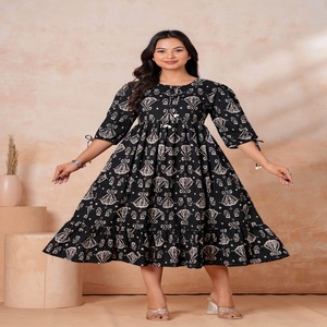 Robe trois-quarts à imprimé floral, manches bouffantes, coupe ajustée et évasée - Product Image 1