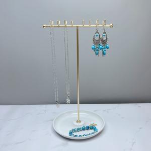 Organizador de Joyas Delgado con Múltiples Ganchos, Soporte para Collares, Bandeja Expositora de Pendientes, Base Antienredos, Diseño que Ahorra Espacio para Tocador - Product Image 1