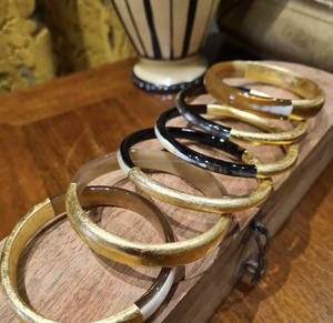 Brazalete de cuerno de búfalo natural Brazaletes hechos a mano de alta calidad para mujer - Product Image 1