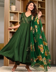Salwar Kameez en soie rayonne imprimée verte KV avec pantalon et dupatta pour l'automne - Product Image 6