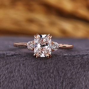 Anillo de compromiso de tres piedras de diamante cultivado en laboratorio con corte de cojín, Diamante redondo lateral, ajuste de punta de doble garra, platino para bodas - Product Image 3