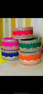 Cesta festiva vibrante hecha a mano con asa de encaje dorado para regalos de Pooja y decoración del hogar, una cesta festiva bellamente elaborada a mano. - Product Image 2