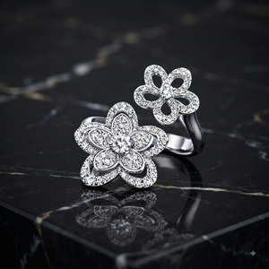 Bague en argent 925 plaqué rhodium avec design luxueux et accrocheur, sertie de moissanite et de diamants en grappe florale classique, cadeau d'anniversaire - Product Image 3