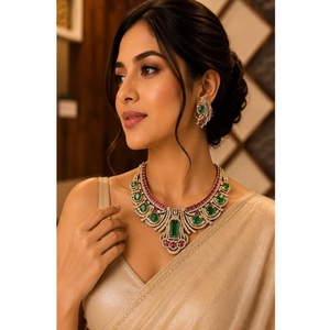 Ensemble de bijoux classique pour femme en laiton plaqué or antique de qualité supérieure avec moissanite et Kundan, comprenant broche, collier et boucles d'oreilles, idéal pour mariage et cadeau - Product Image 1