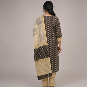 Tela de Algodón Floral Beige y Negro con Borde |   Textil Hecho a Mano de Alta Calidad con Estampado a Bloque |   Material para Prendas Étnicas de Mujer - Product Image 3