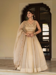 Blusa Bordada con Lentejuelas y Conjunto de Lehenga Dorado Liso - Product Image 1