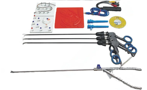 Simulador de entrenamiento laparoscópico rectangular con pinzas, tijeras y accesorios para práctica quirúrgica. - Product Image 3