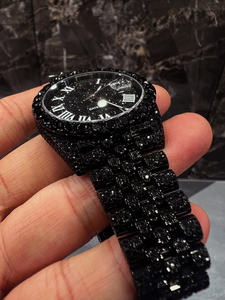 Montre de luxe entièrement sertie de diamants noirs, cadran rond avec affichage de la date, montre-bracelet avec chiffres romains blancs, bijoux pour hommes style hip-hop - Product Image 3